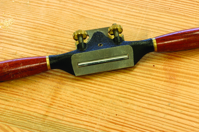 What Is the Difference Between a Spokeshave and a Draw Knife? 