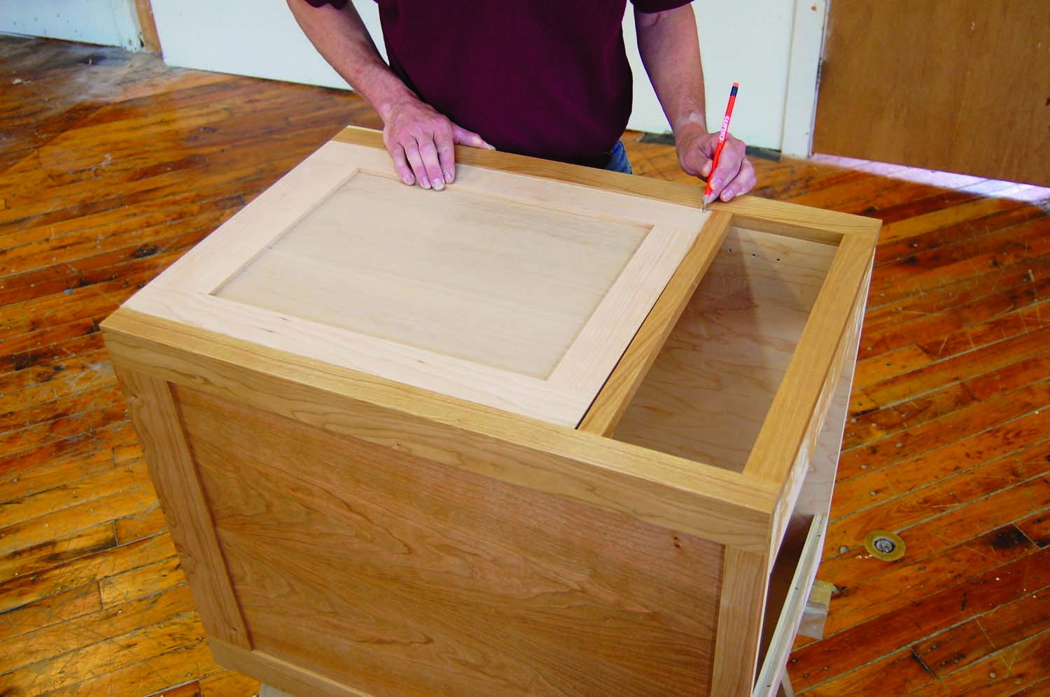 How to hang cabinet doors straight